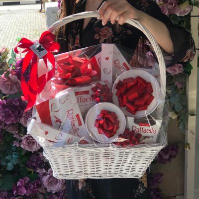 Корзина со сладостями"Raffaello"